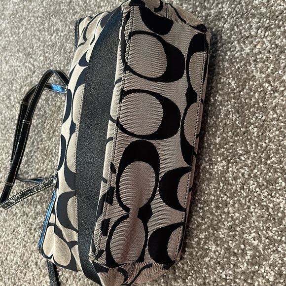 Coach signature jacquard logo stripe handbag purse. Black beige. Patent detail. - Picture 3 of 12